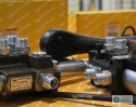 Zestaw: Rozdzielacz 2-sek. + Elektrozawór + Joystick z przyciskiem + Elementy złączne + Linki na kulkę stalową 2000mm Waryński